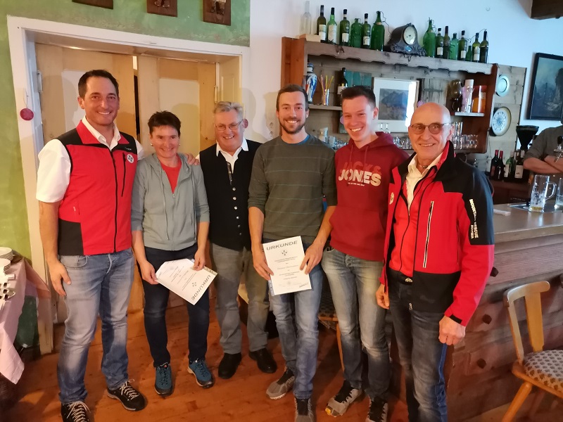 Neue Bergretter bringen Verst&auml;rkung. V. l.: Ortsstellenleiter Josef Luffer, Monika Ladst&auml;tter, Bgm. Hans Windbichler, Thomas Obernosterer, Stefan Ordner und Landesleiter Otmar Striednig.