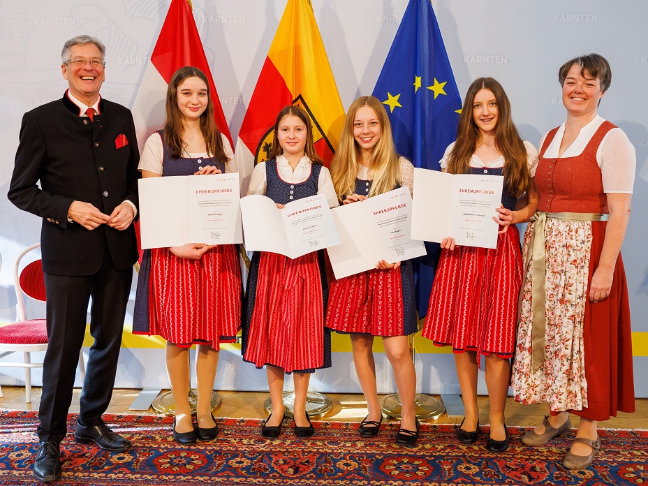 Die M&auml;dels vom &bdquo;Liesertaler Saitenquartett&ldquo; holten sich in Klagenfurt f&uuml;r ihren &bdquo;sehr guten Erfolg&ldquo; die Ehrenurkunden ab. Foto: LPD/Jannach