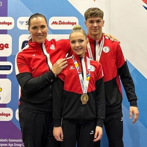 Nationaltrainern Leonor Vareta, Kailani Friedrich und Tobias Arbesleitner.