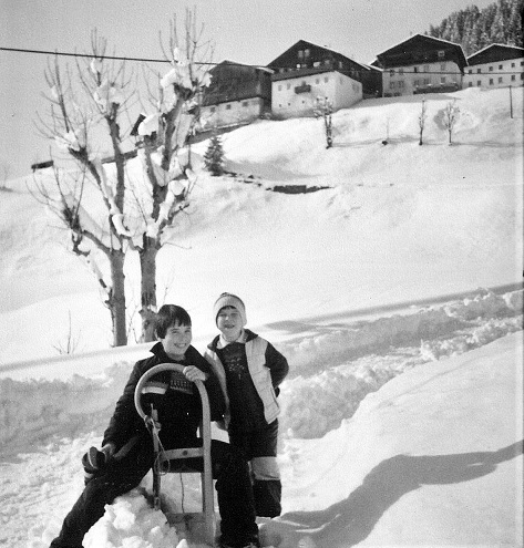 Vom Xavienberg ist man im Winter oft mit dem Schlitten zur Schule gefahren. Beliebt waren die Rodelrennen, dabei wurde auf den &bdquo;Schrepfa&ldquo; &ndash; den letzten Platz &ndash; gespechtelt. Ein Kranz Braunschweiger war beliebter als der Pokal.