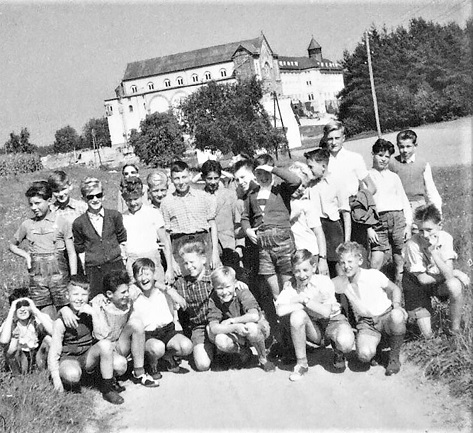 Dem Pfarrer war am liebsten, wenn die Buben nach Tanzenberg gingen &bdquo;Pfarrer lernen&ldquo;. Anton Rauter ist der zweite von rechts, stehend.