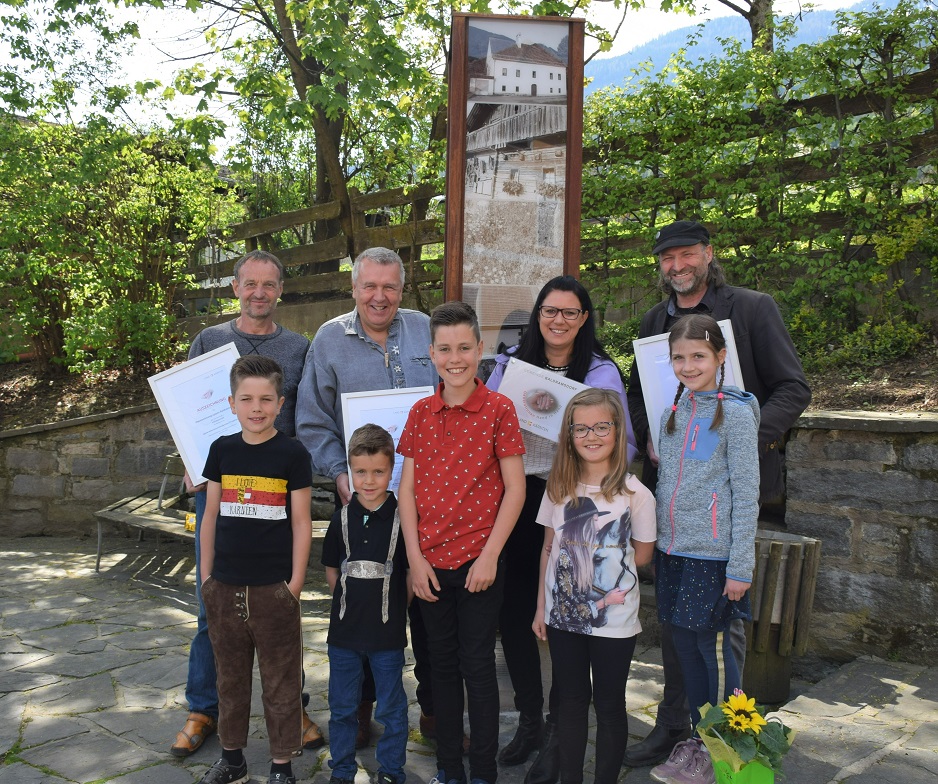 Seit dem Fr&uuml;hjahr steht die Lichts&auml;ule in Baldramsdorf. Im Bild: v. l.: Traugott Scharniedling, Bgm. Friedrich Paulitsch, Sara Schaar, Heimo Luxbacher und Kinder aus Baldramsdorf.