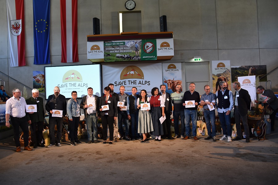 In der RGO Halle nahmen Vertreter aus Landwirtschaft, Tourismus, Jagd und Politik Stellung zur Wolfthematik. 23 Sprecher waren am Podium.