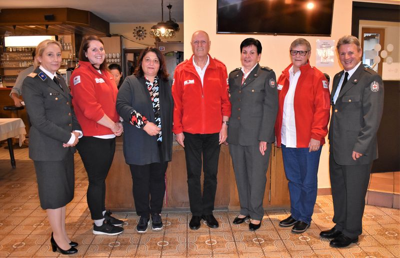 Landesvizepr&auml;sidentin Cristina Summerer, BGL. Elisabeth Wiedenig, Sozialreferentin StR Martina Wiedenig, den Essenszusteller-Urgesteinen Josef und Maria Rauscher, Vize-Bgm. Irmgard Hartlieb und Bezirkstellenleiter Stv. Dr. Klemens Fheodoroff .