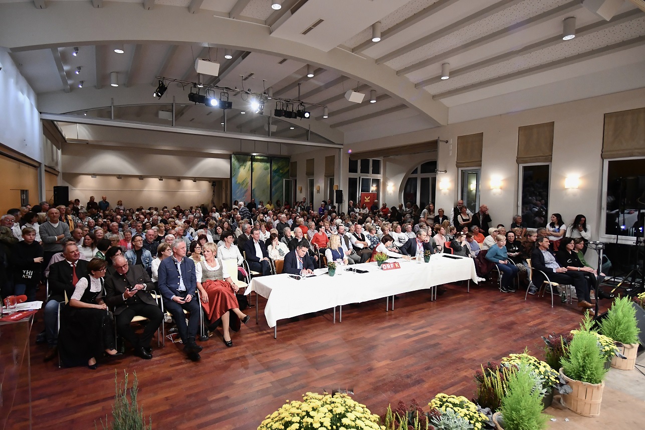 Der Saal war randvoll.