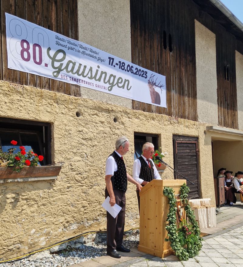 Chorleiter Herwig Schwarz und Obmann Karl Theme&szlig;l-Huber er&ouml;ffneten das Gausingen.