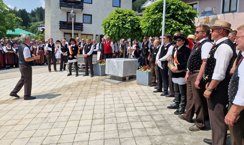 Chorleiter Herwig Schwarz und Obmann Karl Theme&szlig;l-Huber er&ouml;ffneten das Gausingen.