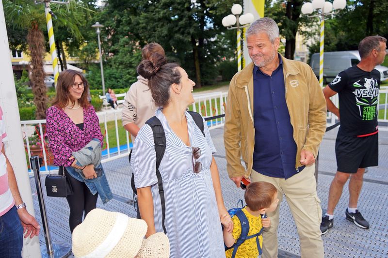 B&uuml;rgermeister Gerhard K&ouml;fer mit den allerersten Riesenrad-Fahrg&auml;sten
