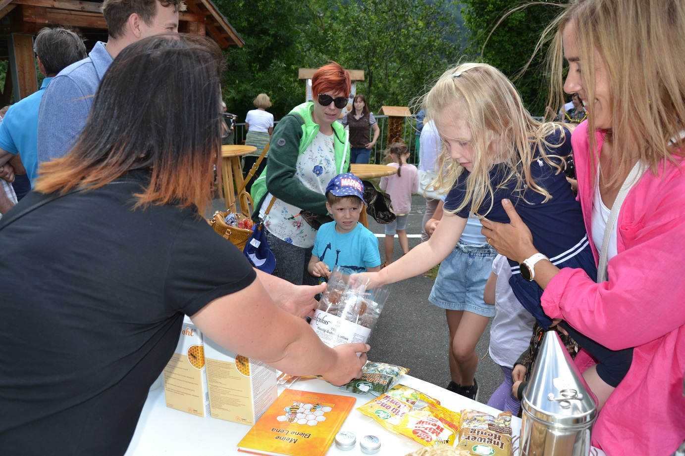 Die Firma Neubersch, Imkereifachhandel, die seit einigen Monaten mit einer Filiale in M&ouml;llbr&uuml;cke ans&auml;ssig ist, belohnte die Kinder mit einer s&uuml;&szlig;en K&ouml;stlichkeit.