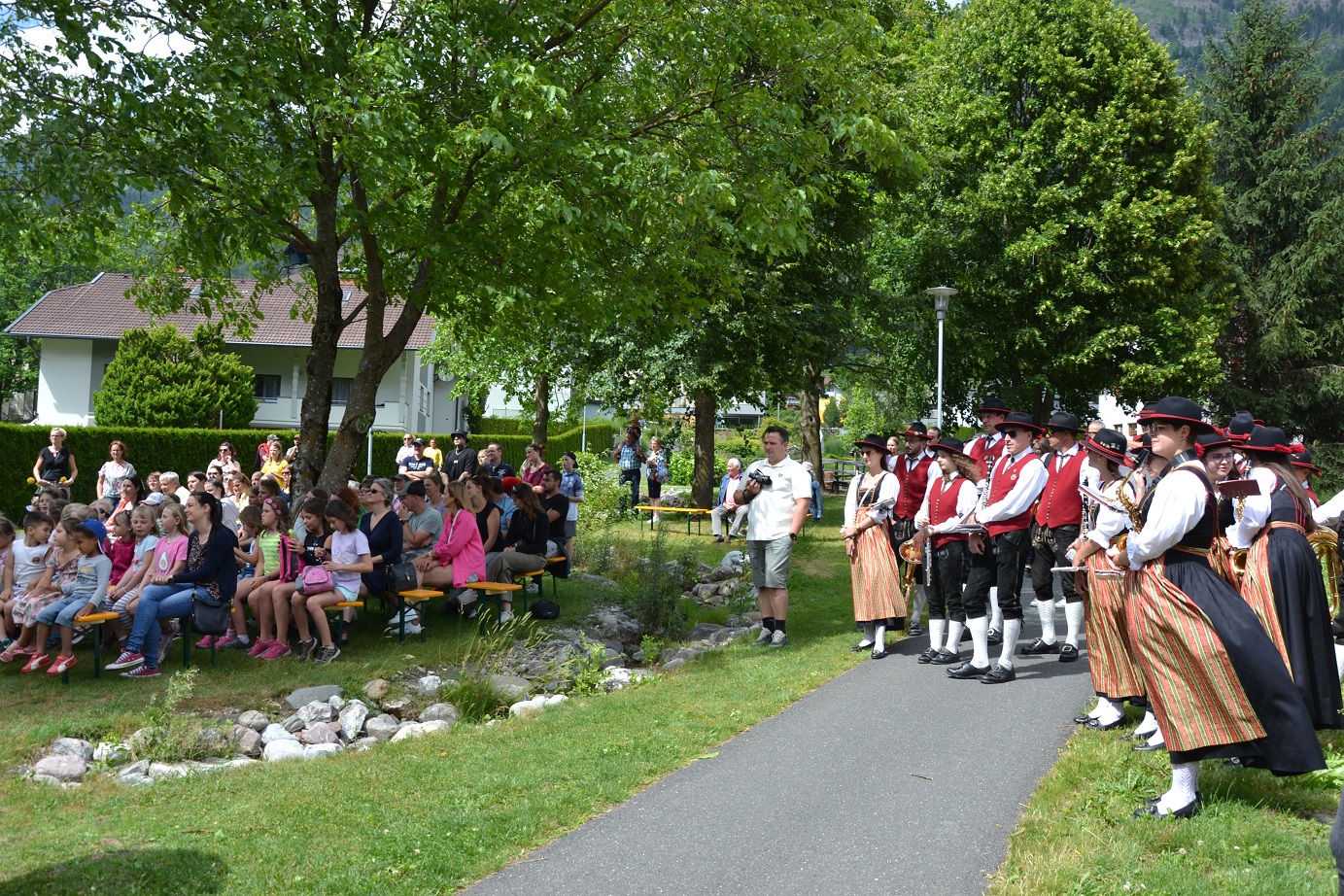 Unter reger Beteiligung der Bev&ouml;lkerung fand die Er&ouml;ffnung des Bienenlehrweges statt.