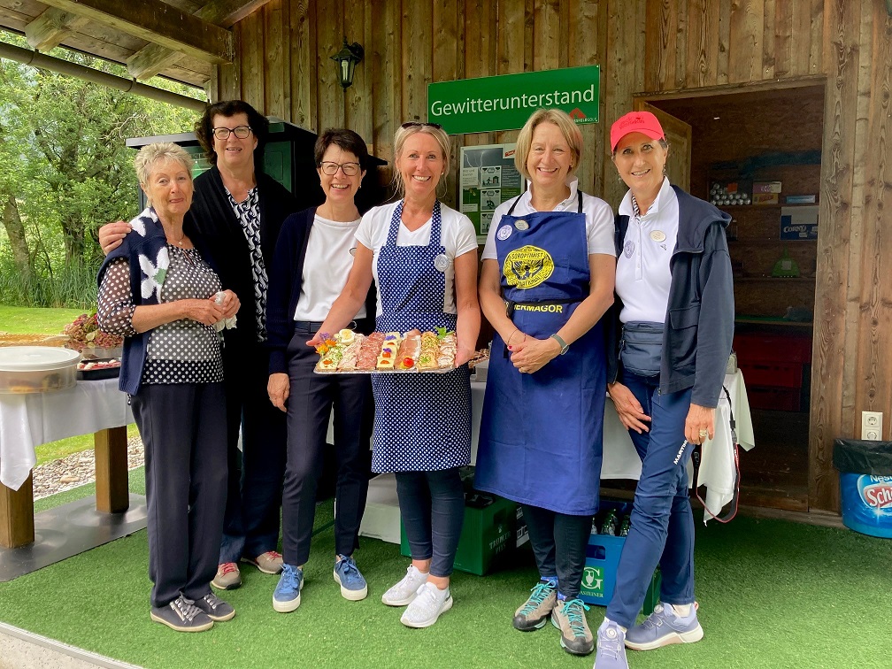 Die Damen des Soroptimistclub Hermagor legten beim Golfturnier flei&szlig;ig Hand an.
