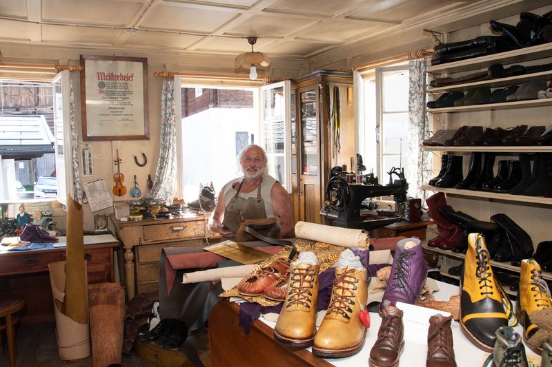 Schustermeister Sepp G&ouml;tz aus Bad Bleiberg nutzt w&auml;hrend des Lesachtaler Brotfestes die Zeit um im Andreas Niggler Schustermuseum zu arbeiten.
