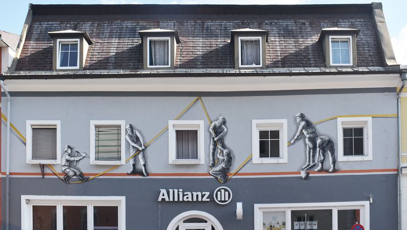 Die Linien symbolisieren den Gold,- Silber- und Kupferabbau und somit den Wohlstand und Reichtum der Zeit des Bergbaus im M&ouml;lltal. Erzgruben, Silber- und Goldbergwerke lagen hier im M&ouml;lltal im Hochgebirge.