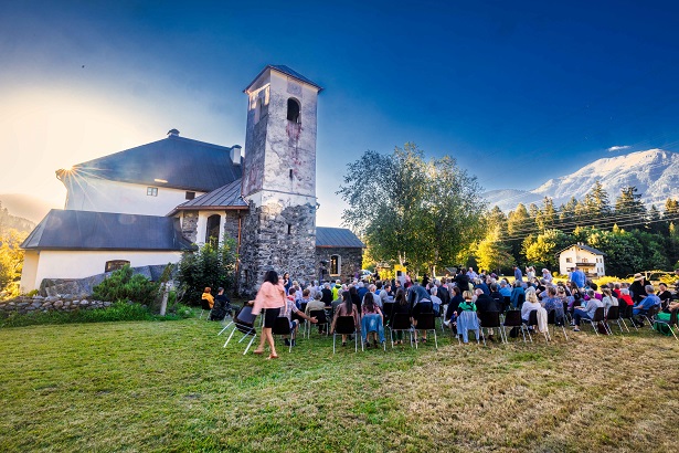 &Uuml;ber 200 Konzertg&auml;ste lie&szlig;en sich das Via-Finale bei strahlendem Sommerwetter vor der historischen Kulisse von Schloss Weidenburg nicht entgehen. Fotos: Andreas Lutche