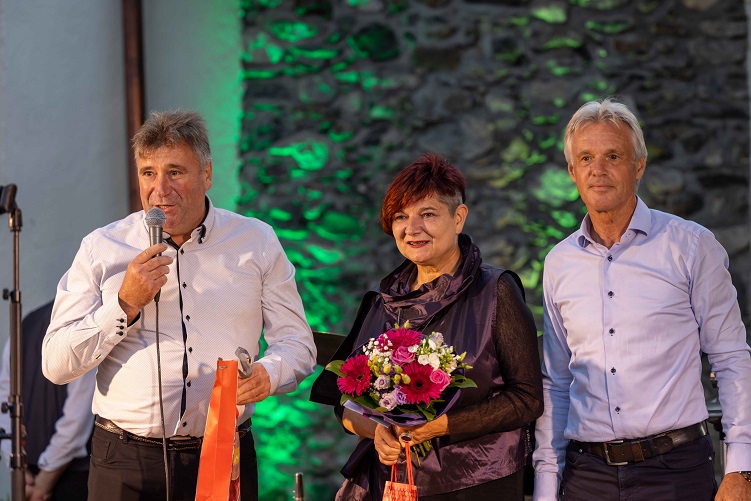 K&ouml;tschach-Mauthens Vize-Bgm. Georg Zankl (li) und Oberdrauburgs Bgm. Stefan Brandst&auml;tter (re) gratulierten Intendantin Helga P&ouml;cheim zur gelungenen Saison und zu ihrem 60er. Fotos: Andreas Lutche