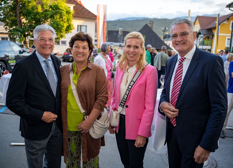 LH Peter Kaiser bei der Er&ouml;ffnung "La Guitarra Esencial" in Millstatt mit Partnerin Ulli Wehr, Ines Hinteregger (Mitarbeiterin im B&uuml;ro LH Kaiser) und B&uuml;rgermeister Alexander Thoma.
