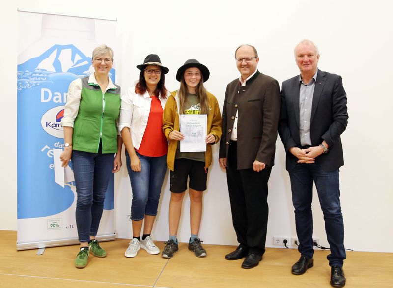 Nationalparkdirektorin Barbara Pucker, Nationalparkreferentin LR Sara Schaar,  Anna Ebner (Junior Rangerin), Helmut Petschar (Gesch&auml;ftsf&uuml;hrer K&auml;rntnermilch) und Bgm. G&uuml;nther Novak (Gemeinde Mallnitz). Foto: Copyright G&uuml;nter Mandl
