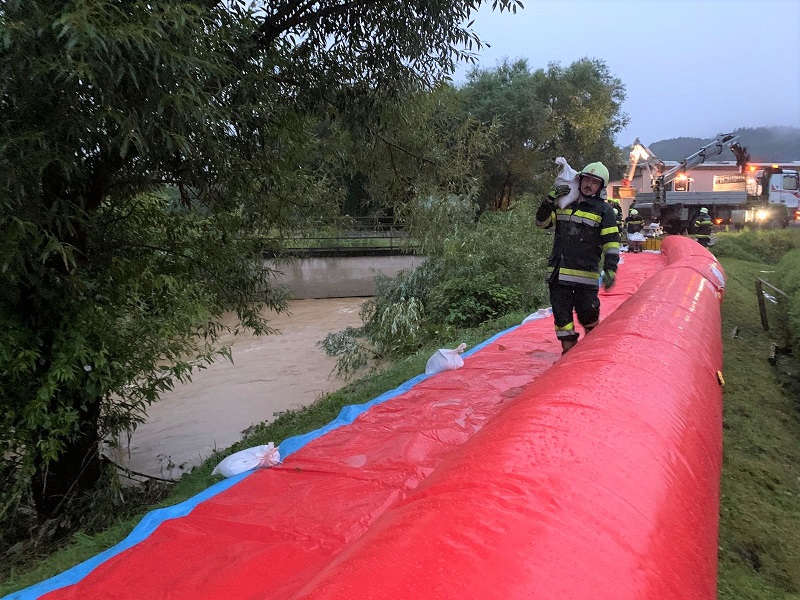 F&uuml;r die Bedienung der mobilen Hochwasserschutz-Elemente ist eine eigene Ausbildung erforderlich. Foto: BFKdo Spittal