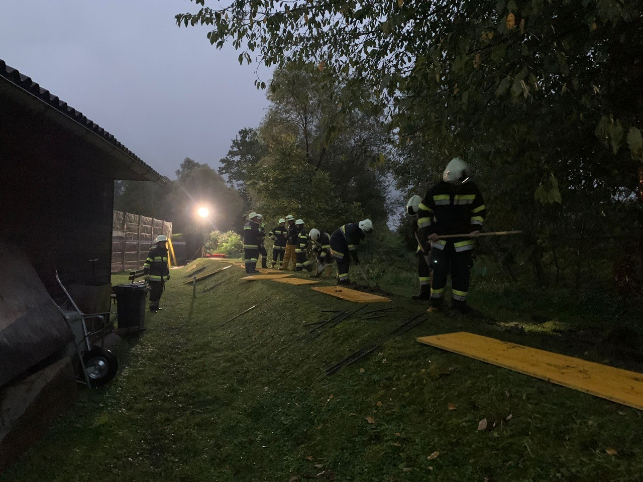 F&uuml;r die Bedienung der mobilen Hochwasserschutz-Elemente ist eine eigene Ausbildung erforderlich. Foto: BFKdo Spittal