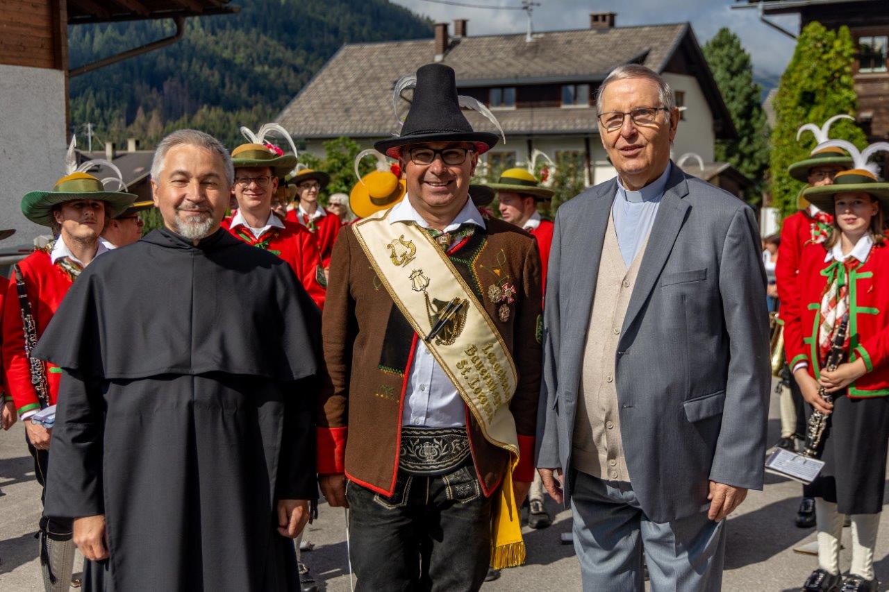 V. l.: Prior Pater Silvo, Kapellmeister Gerald Kubin, Heimatpfarrer Walter Oberguggenberger.Andreas Lutche (4)