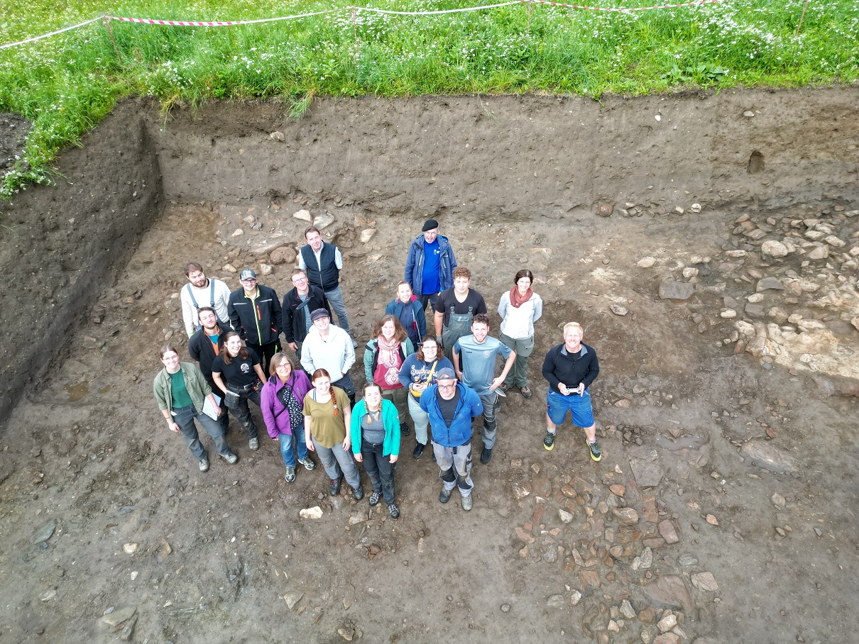 Gruppenbild mit den Studierenden der Universit&auml;ten K&ouml;ln und Basel gemeinsam mit B&uuml;rgermeister Erwin Angerer.