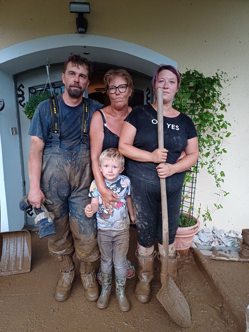 Familie Kreuzer befreite ihren Garten von dem Schlamm.