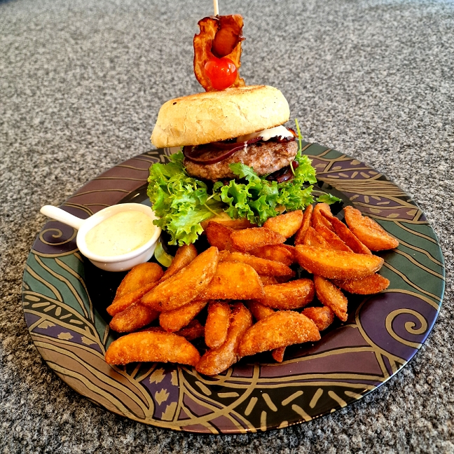 Lammburger und traditionelle Lamm-Gerichte sind die &bdquo;Hauptdarsteller&ldquo; des Glocknerlammfestes. Foto: TVB Heiligenblut