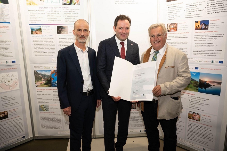 V. l.: Mag. Friedrich Veider, BM Norbert Totschnig und Bgm. Johann Windblichler. Foto: BML/Hemerka