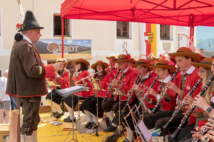 Neben der Musikkapelle aus Matrei spielte die Trachtenkapelle Liesing (Leitung Gerhard Lexer) zum Fr&uuml;hschoppen auf.