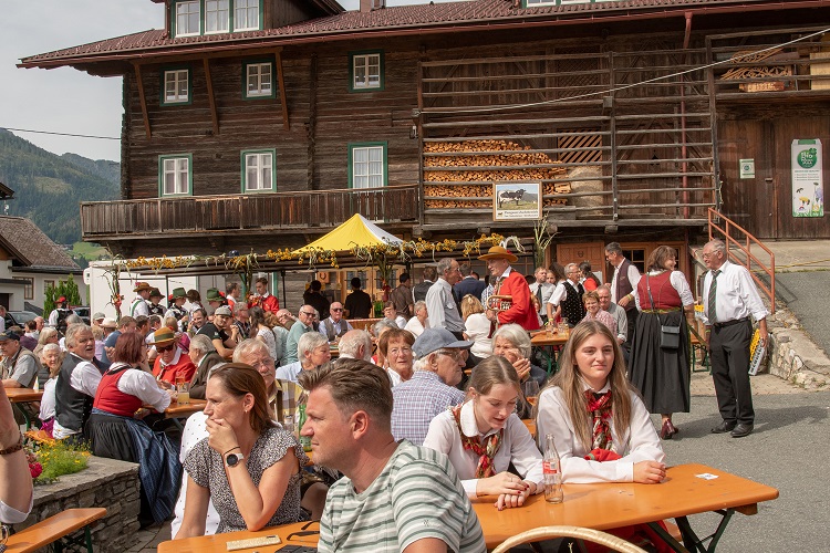 Viele Besucher haben sich am Dorfplatz in Liesing pr&auml;chtig unterhalten.