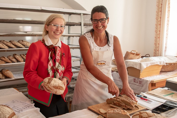 Anna-Franziska Unterguggenberger und Martina Obernosterer hatten im Verkaufsladen alle H&auml;nde voll zu tun.