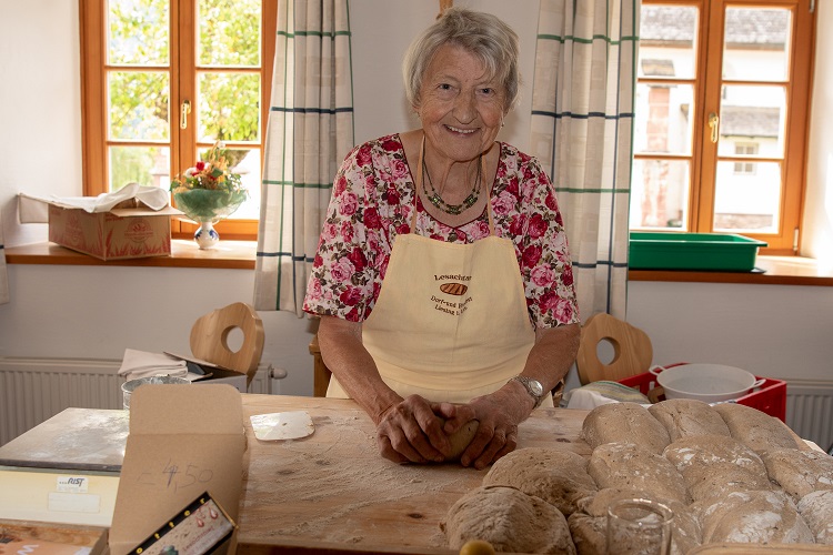 Rosa Lanner stand zwei Tage lang in der Brotbackstube und sorgte f&uuml;r ausreichend Nachschub.