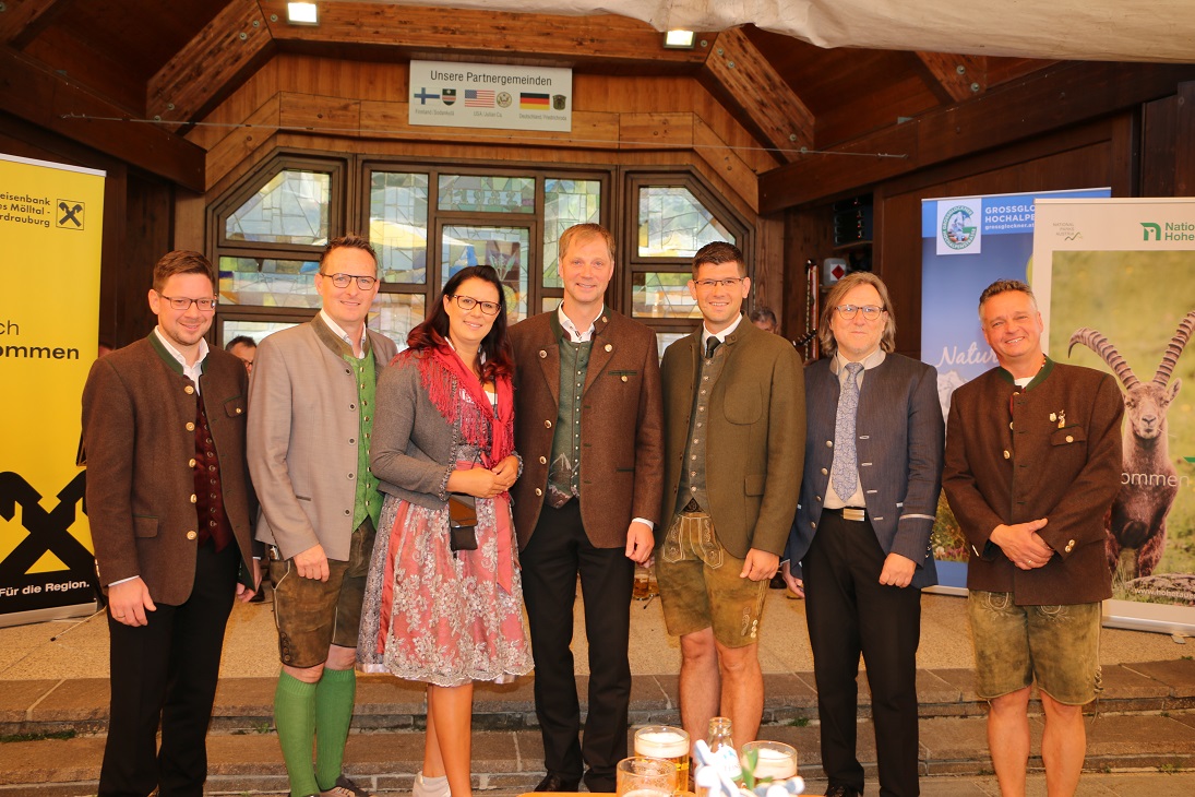Das Glocknerlammfest wurde mit dem traditionellen Bieranstich er&ouml;ffnet. V. l.: Josef Steiner (Raiba), LA Bgm.  Michael Maier (Radenthein), Nationalpark-Landesr&auml;tin Sara Schaar, &bdquo;Hausherr&ldquo; und Bgm. Martin Lackner, LH-Stv. Martin Gruber, TVB-Chef und Hoteli