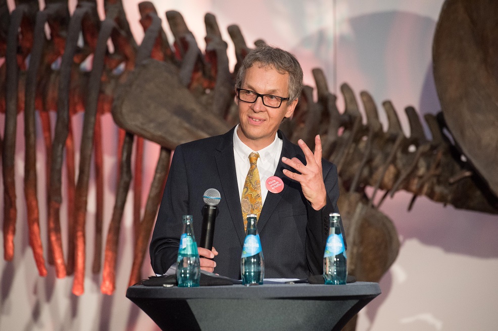 Prof Wolfgang M&uuml;ller untersuchte die Steinplatte und kam auf ein Alter von 300 Mio Jahren. Foto: Goethe-Universit&auml;t Frankfurt. to: Voigt