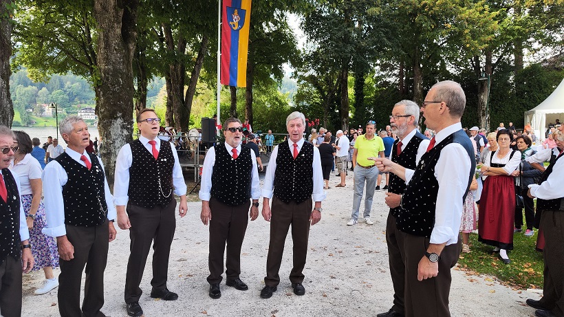 Der MGV Seeboden unter der Leitung von Robert L&uuml;cking. Fotos: Ribitsch