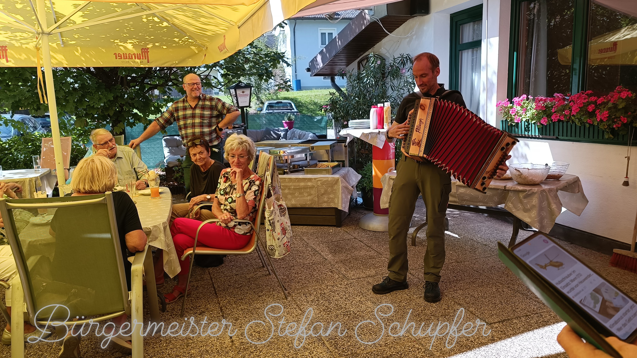 Der B&uuml;rgermeister spielte gleich ein St&auml;ndchen.