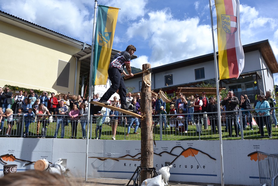 Die Vorf&uuml;hrung der "modernen Gladiatoren", der Waldsportgruppe Litzlhof, faszinierte das Publikum. Sie schlugen nicht nur Baumst&auml;mme quer durch, sondern auch eine Br&uuml;cke von der Vergangenheit in die Gegenwart.