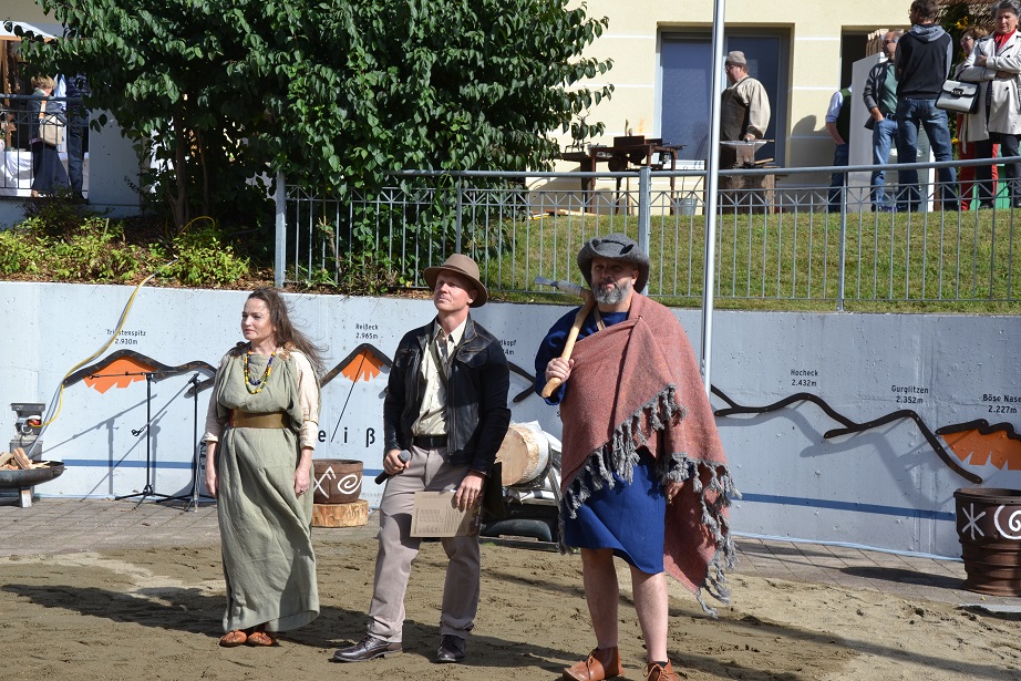 Stilecht als "Indiana Jones" f&uuml;hrte Arch&auml;ologe Stefan Pircher (M.) durch das Programm. Im Bild mit Mitgliedern der Keltengruppe Fr&ouml;g.