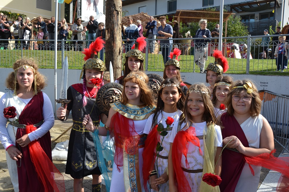 Die Tanzgruppe der Fritz Strobl-Schule pr&auml;sentierte r&ouml;misch-keltische T&auml;nze.
