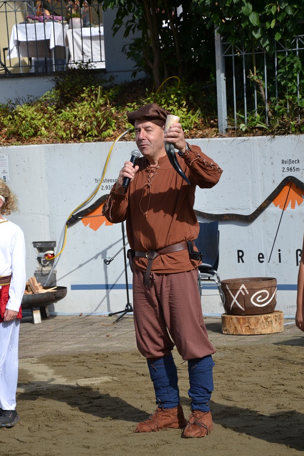Bgm. Erwin Angerer er&ouml;ffnete den 1. Keltenmarkt und zeigte sich fasziniert von der mehr als 3.000 Jahre alten Geschichte des Ortes.