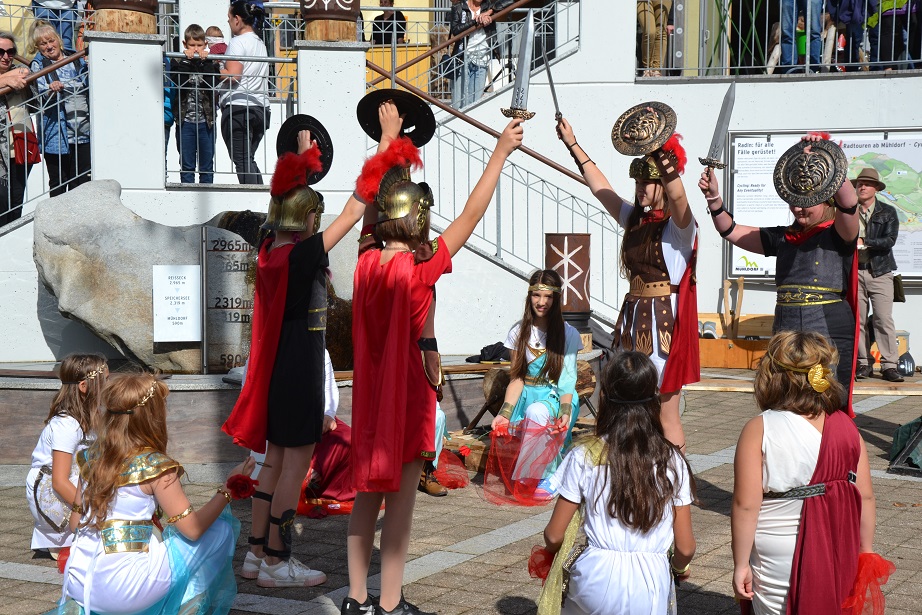 Die Tanzgruppe der Fritz Strobl-Schule pr&auml;sentierte r&ouml;misch-keltische T&auml;nze.