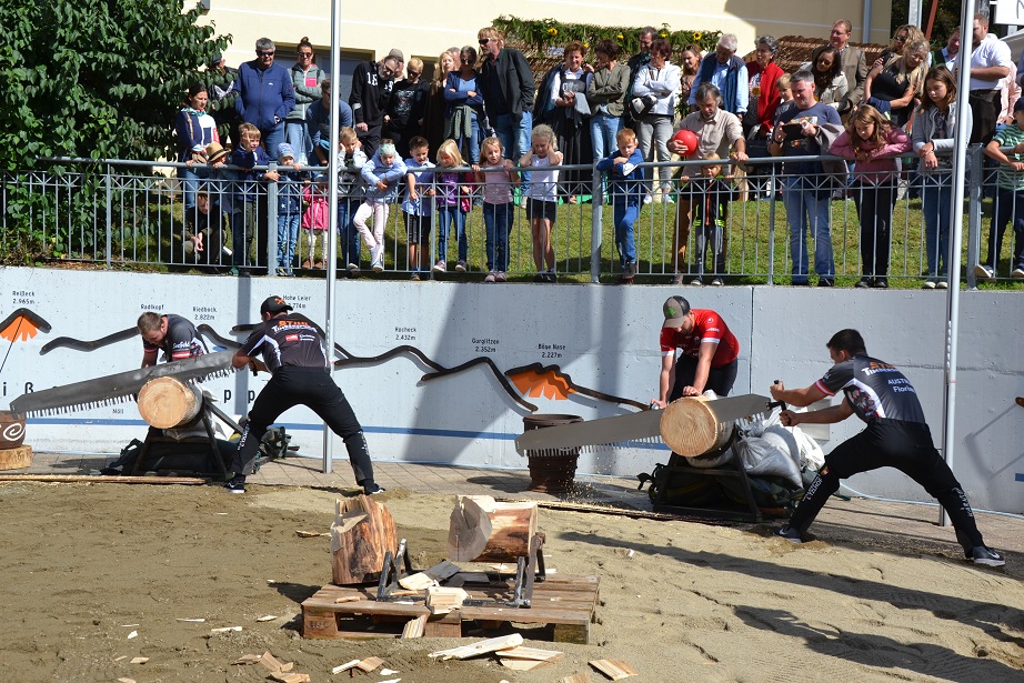 Die Vorf&uuml;hrung der "modernen Gladiatoren", der Waldsportgruppe Litzlhof, faszinierte das Publikum. Sie schlugen nicht nur Baumst&auml;mme quer durch, sondern auch eine Br&uuml;cke von der Vergangenheit in die Gegenwart.