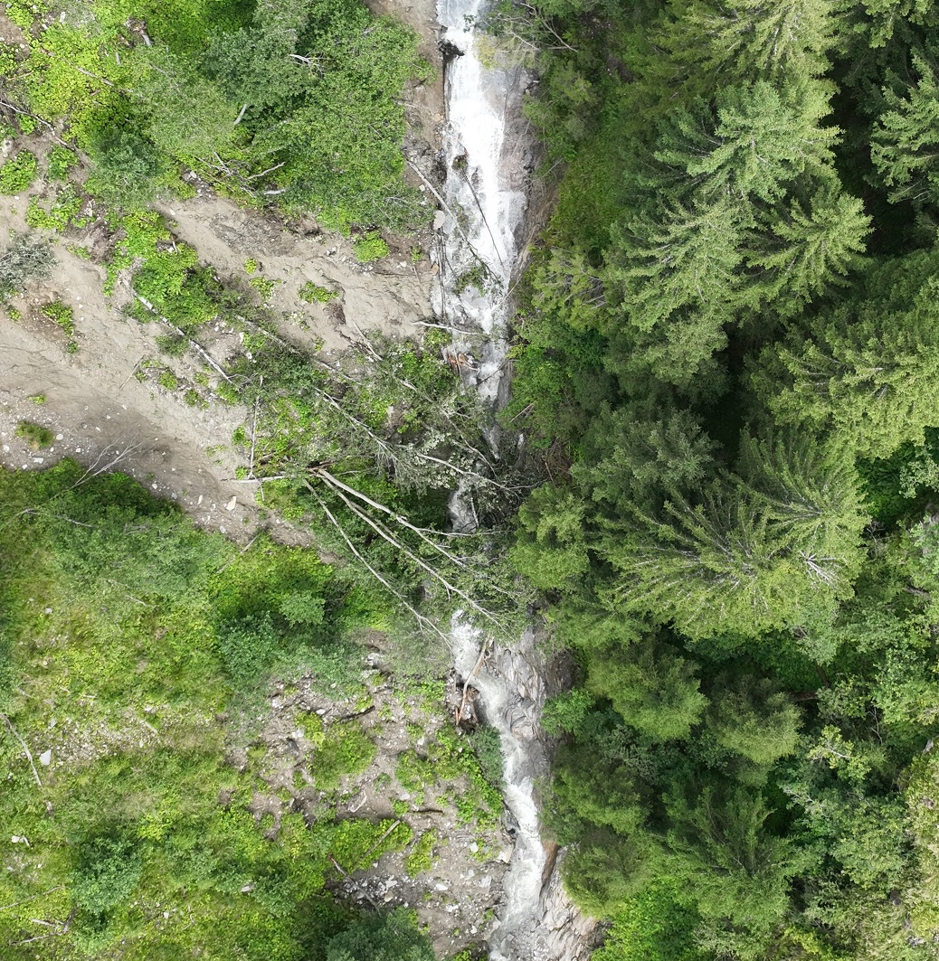 Verklausungen an Wildb&auml;chen werden mittels Drohne erfasst und dokumentiert. Foto: Airxbig