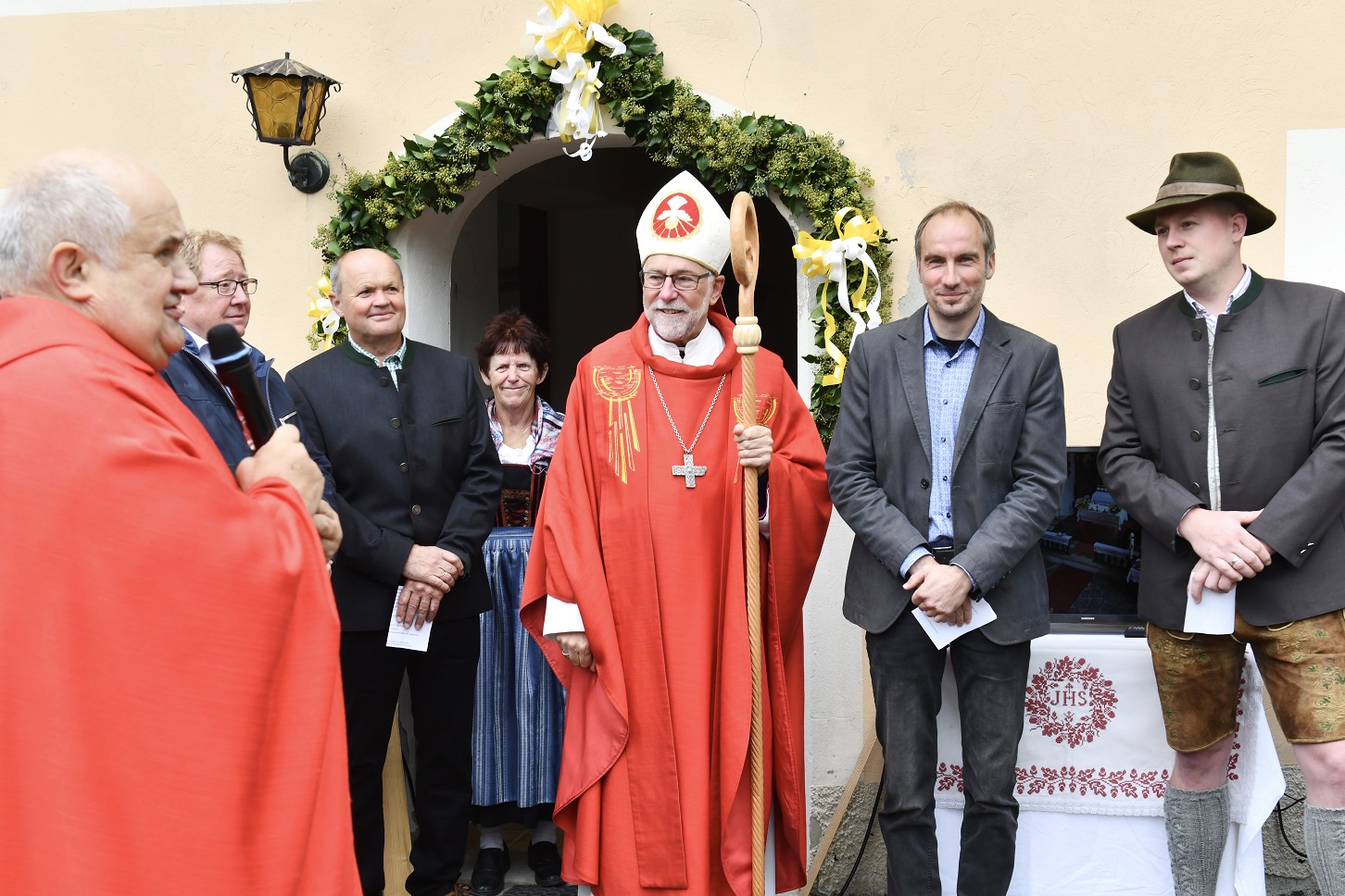 Vorne: Pfarrer Mag. Arnulf Pichler, Bischof Dr. Josef Marketz, Bgm. Stefan Schupfer und Nachbarschaftsobmann Marcel Sagerschnig.