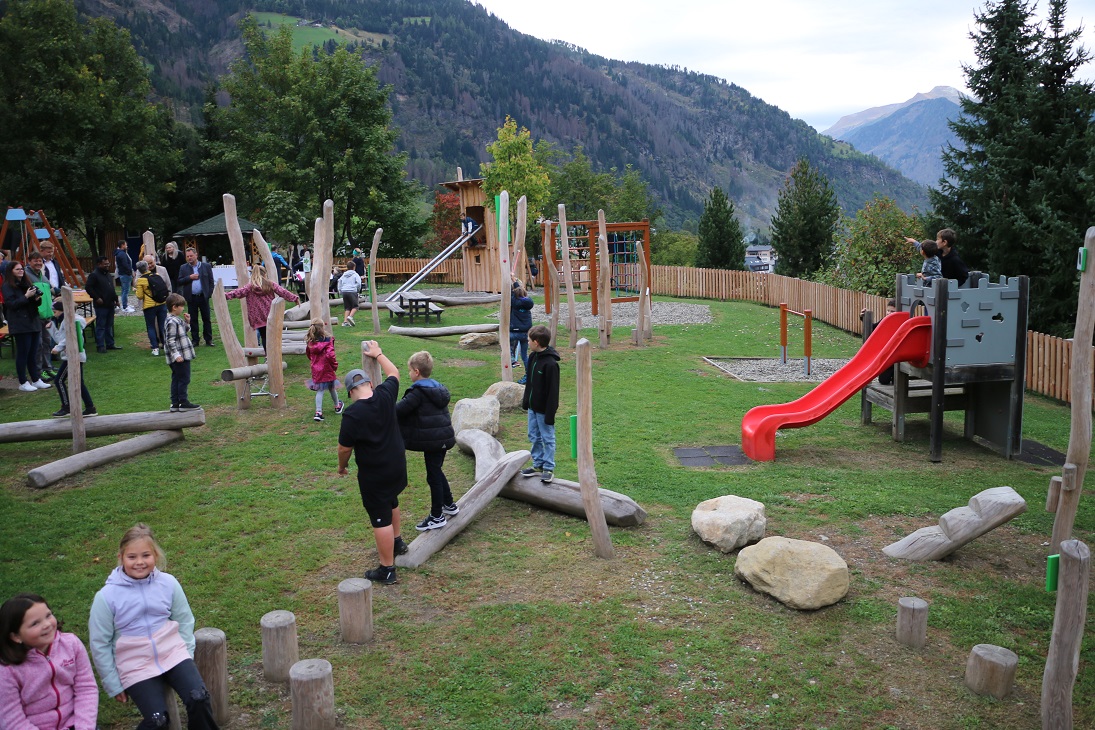 Ansprechende Spielger&auml;te aus Holz wurden verbaut.