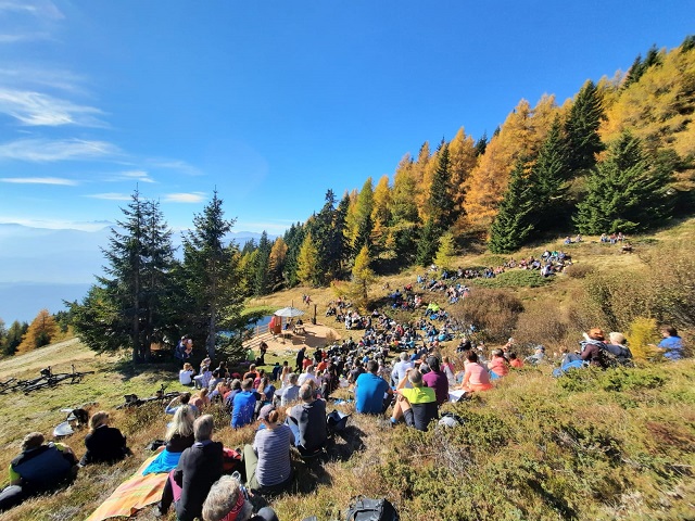 Das Alm-Theater in herbstlicher Kulisse auf der AlexanderAlm. Foto: Stefanie Egger