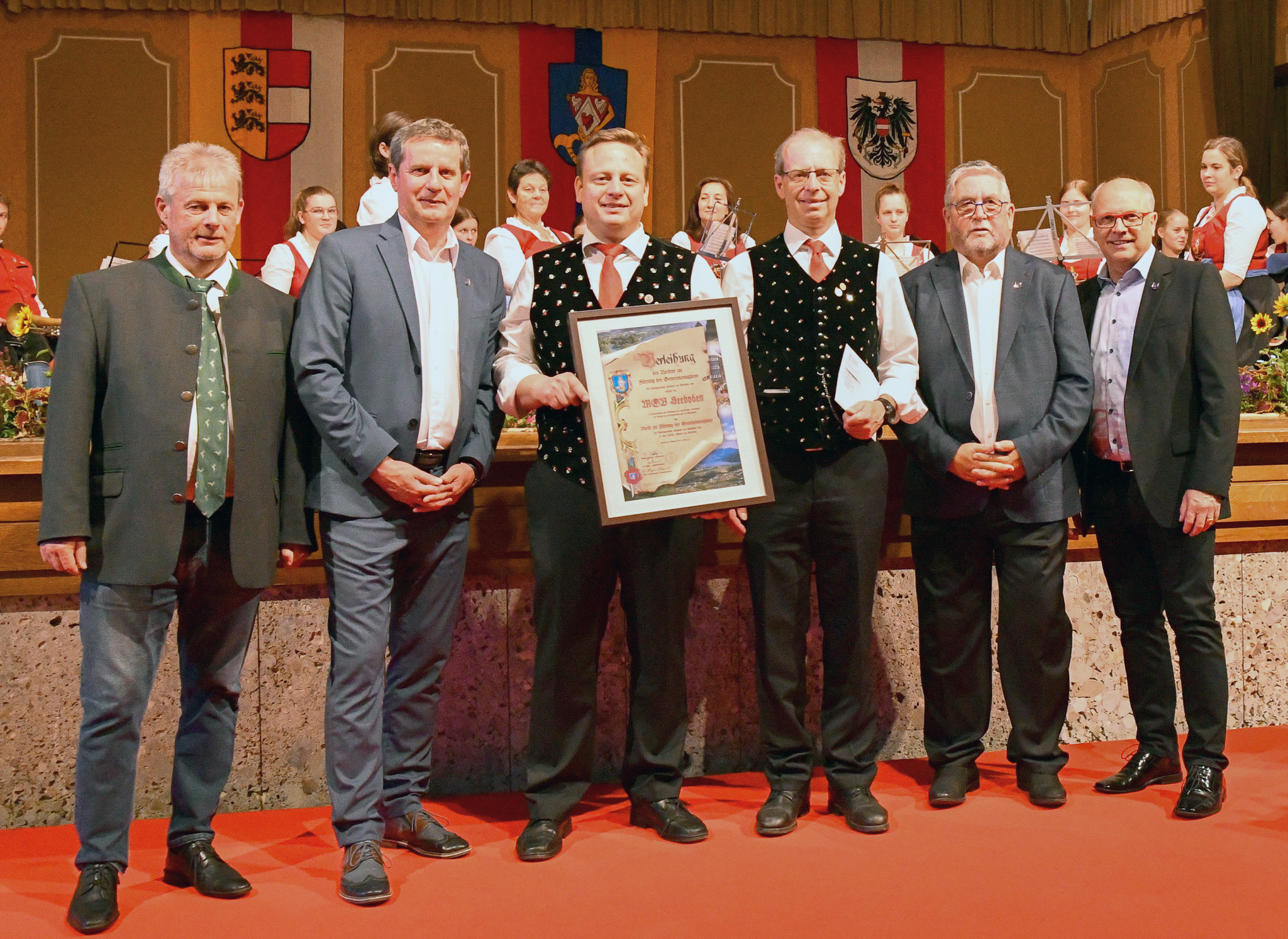 Sportreferent Horst Zwischenberger, BGM Thomas Sch&auml;fauer, Andreas Gruntnig Obmann und Robert L&uuml;ckig Chorleiter des MGV Seeboden (erhielten das Recht zur F&uuml;hrung des Wappens), und die beiden Vizebgm. Ino Bodner und Hans Kapeller