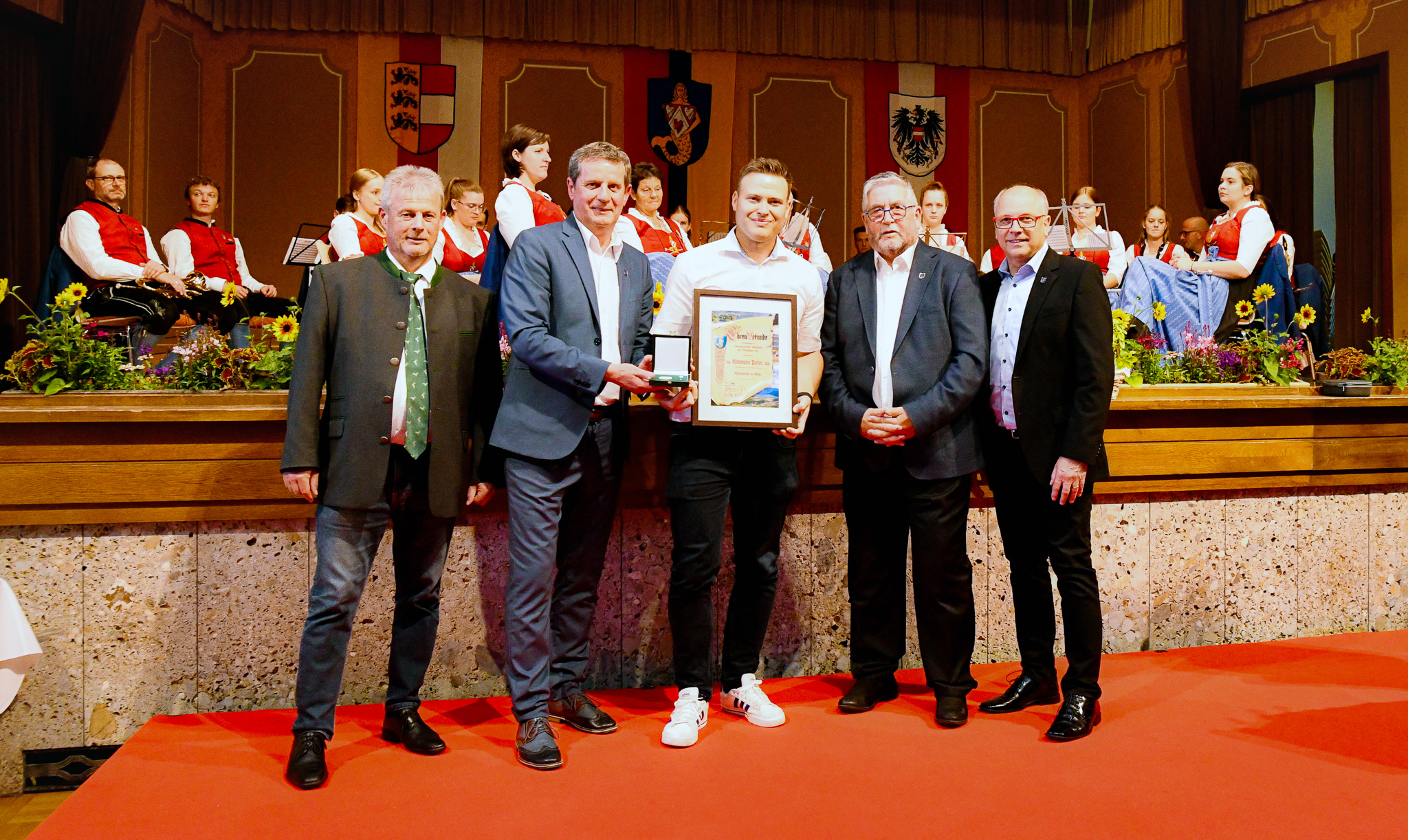 Sportreferent Horst Zwischenberger, BGM Thomas Sch&auml;fauer, Ing. Christopher Pucher, MSc (Ehrenzeichen in Silber f&uuml;r seine Landesmeistertitel im Einzel und Doppel beim Tischtennis), und die beiden Vizebgm. Ino Bodner und Hans Kapeller