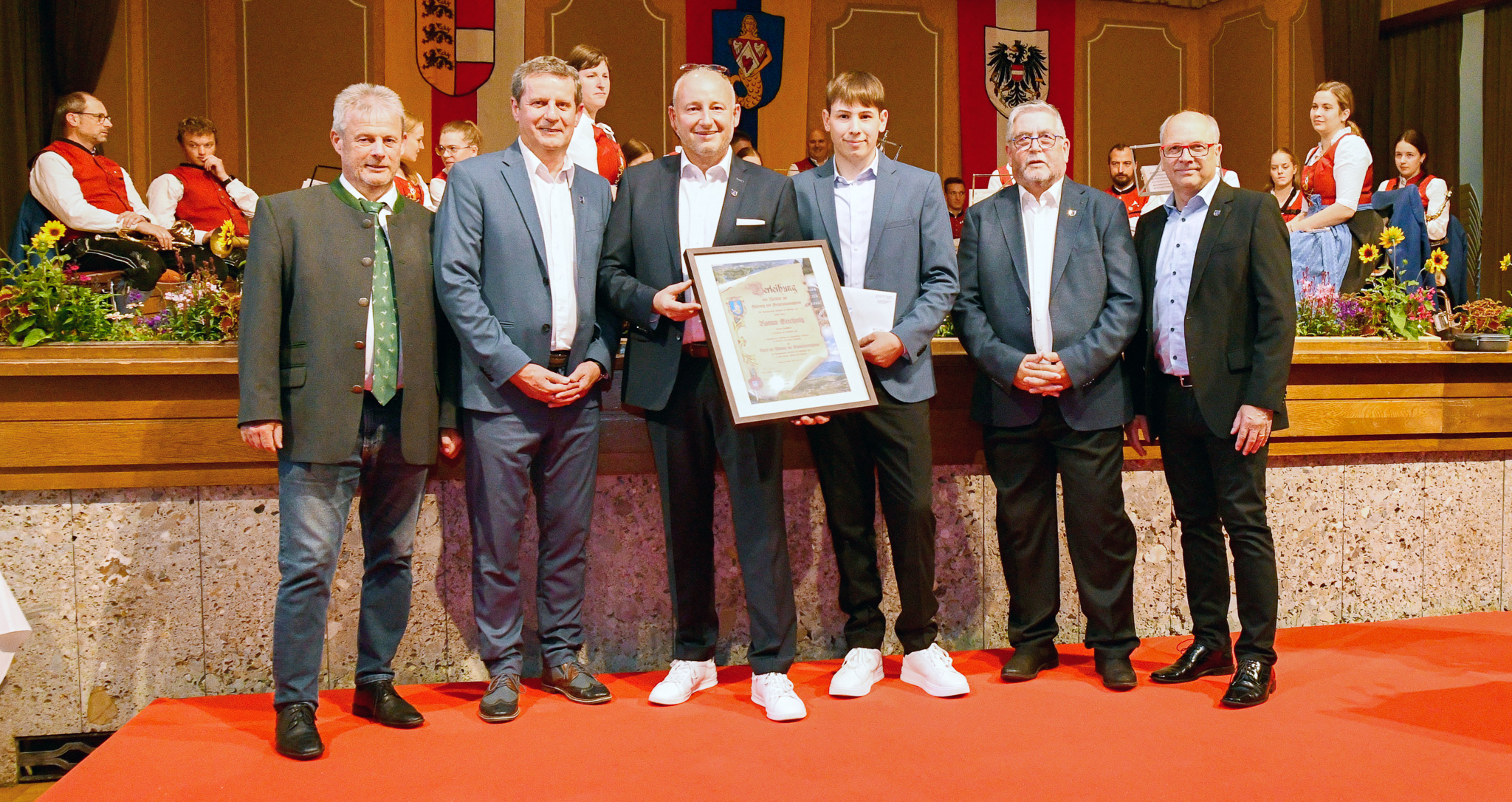 Sportreferent Horst Zwischenberger, BGM Thomas Sch&auml;fauer, Roman Grechenig und sein Sohn Christopher Grechenig (Pension Frankhofer erhielten das Recht zur F&uuml;hrung des Wappens) sowie die beiden Vizebgm. Ino Bodner und Hans Kapeller