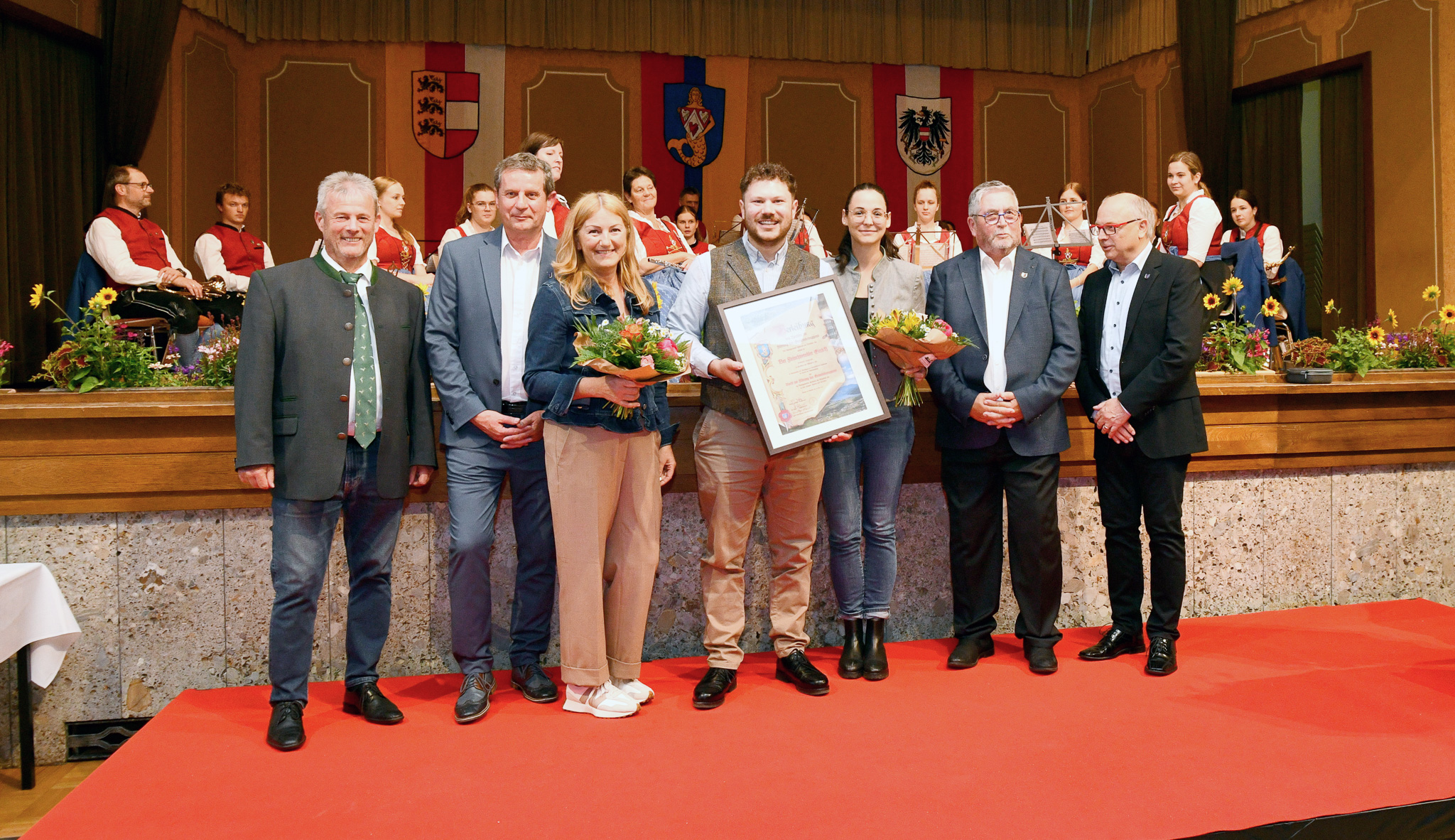 Sportreferent Horst Zwischenberger, BGM Thomas Sch&auml;fauer, - Familie Heitzmann (Fleischveredler Heitzmann - erhielt das Recht zur F&uuml;hrung des Wappens) sowie die beiden Vizebgm. Ino Bodner und Hans Kapeller